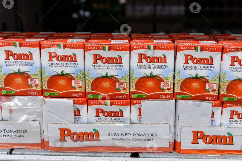 Скачать Тюмень, Россия - 25 марта 2022 г.: Протертые помидоры "Поми" и нарезанные помидоры в продаже в продуктовом магазине фотосток Ozero
