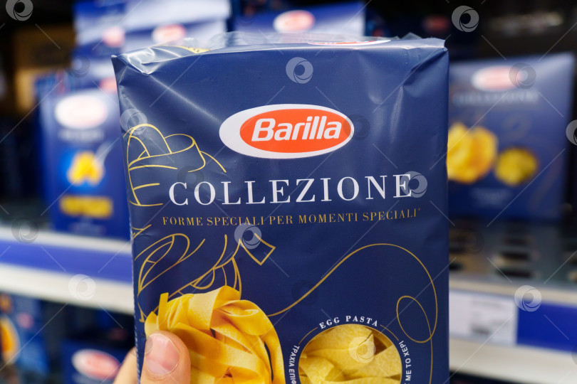 Скачать Тюмень, Россия - 13 апреля 2022 года: Barilla на полке супермаркета. Группа компаний Barilla производит несколько видов макаронных изделий выборочной направленности фотосток Ozero