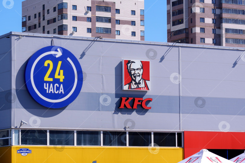 Скачать Тюмень, Россия - 4 июня 2022 года: логотип ресторана KFC. KFC - американский ресторан быстрого питания фотосток Ozero