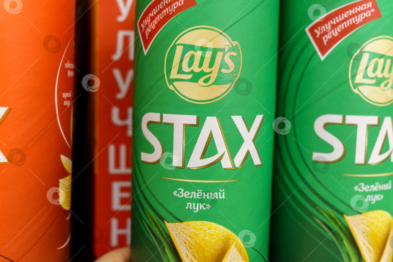 Скачать Тюмень, Россия - 25 мая 2022 г.: В супермаркете продается лук stax со вкусом. Избирательный фокус фотосток Ozero