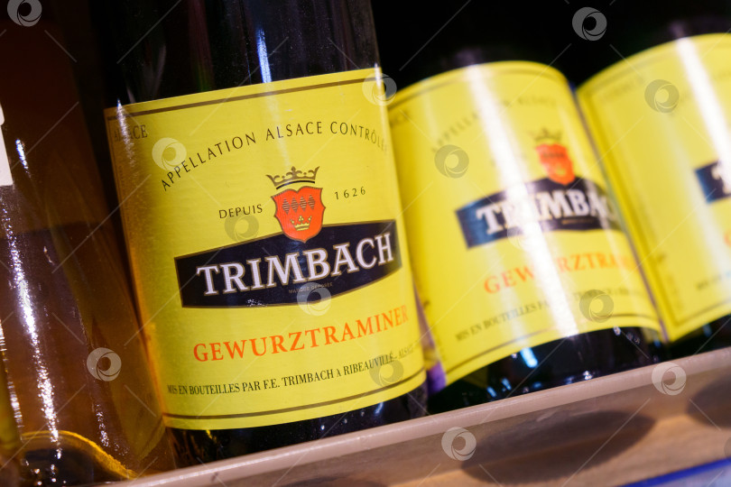 Скачать Тюмень, Россия - 13 апреля 2022 года: Крупный план бутылки вина "Гевюрцтраминер" известной французской винодельческой компании Trimbach, селективный фокус фотосток Ozero