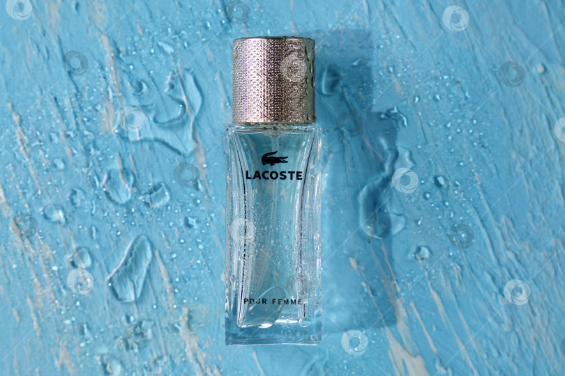 Скачать Тюмень, Россия - 15 июня 2022 года: Lacoste bottle pour femme - французская компания по производству одежды. Избирательный фокус. Вид сверху фотосток Ozero