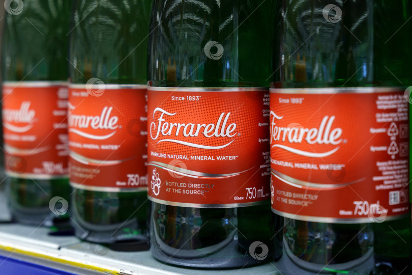 Скачать Тюмень, Россия - 11 мая 2022 года: Газированная натуральная минеральная вода Ferrarelle с логотипом. Итальянский бренд. Избирательный фокус фотосток Ozero