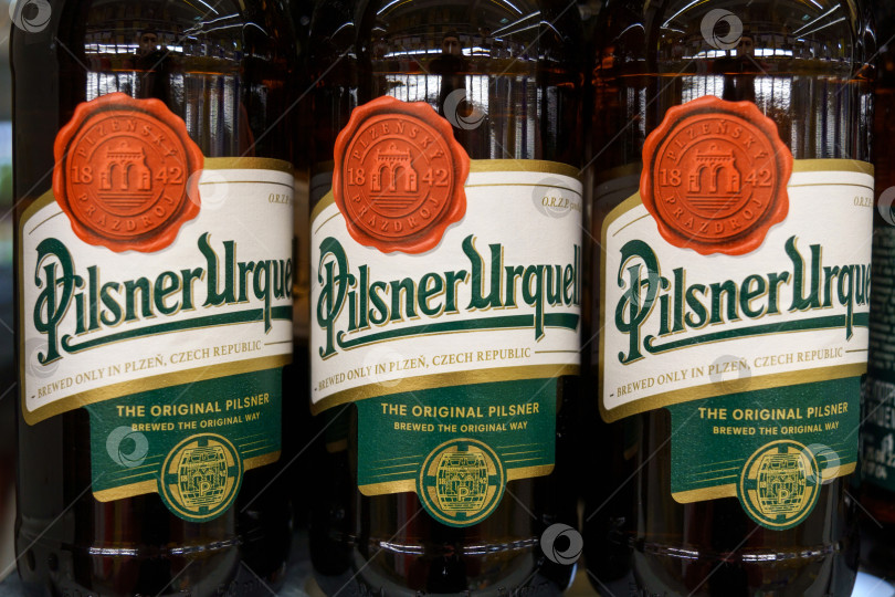 Скачать Тюмень, Россия - 25 мая 2022 года: Pilsner Urquell - известный бренд мировой пивоваренной компании SABMiller фотосток Ozero