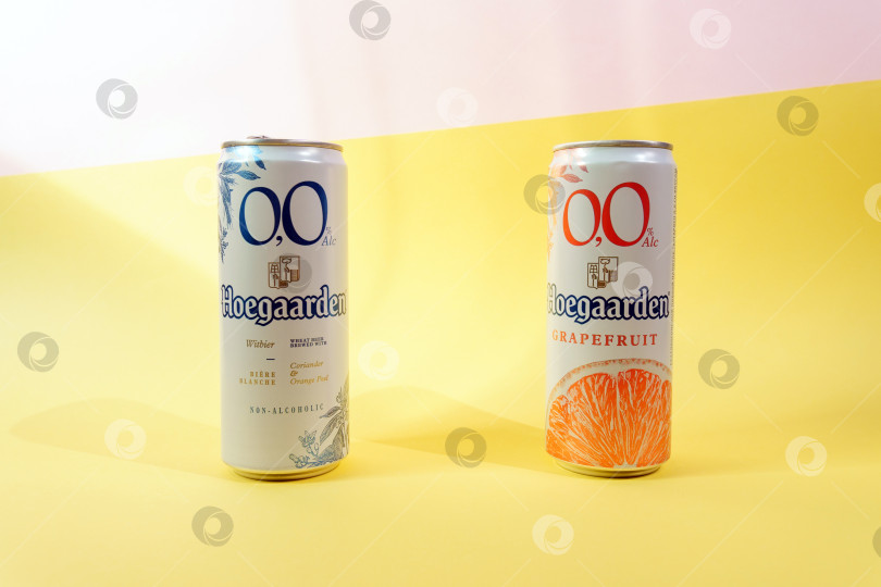 Скачать Тюмень, Россия - 13 апреля 2022 года: Алюминиевая банка безалкогольного пива Hoegaarden со вкусом грейпфрута, разноцветный фон фотосток Ozero