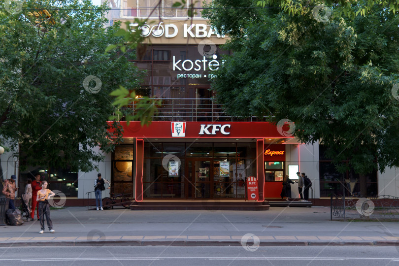 Скачать Тюмень, Россия - 25 июня 2022 года: логотип ресторана KFC. KFC - американский ресторан быстрого питания фотосток Ozero