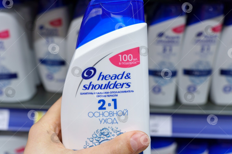 Скачать Тюмень, Россия - 14 апреля 2022 года: Head and Shoulders products, американский бренд шампуней против перхоти. Избирательный фокус фотосток Ozero