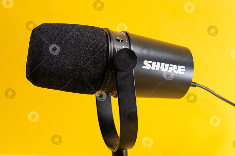 Скачать Тюмень, Россия - 09 апреля 2022 года: Профессиональный микрофон Shure mv 7. На желтом фоне фотосток Ozero