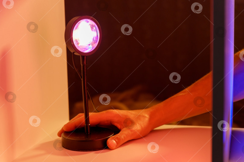 Скачать Электрическая лампа для заката с теплым красным освещением дома. Домашний вечерний декор интерьера фотосток Ozero