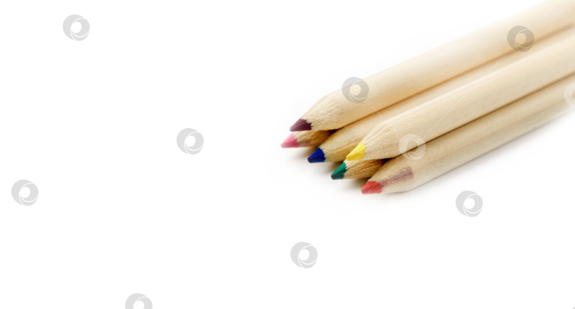 Скачать Концепт-арт деревянными цветными карандашами, текст и офисное копировальное пространство. Изолированный на белом фоне. фотосток Ozero