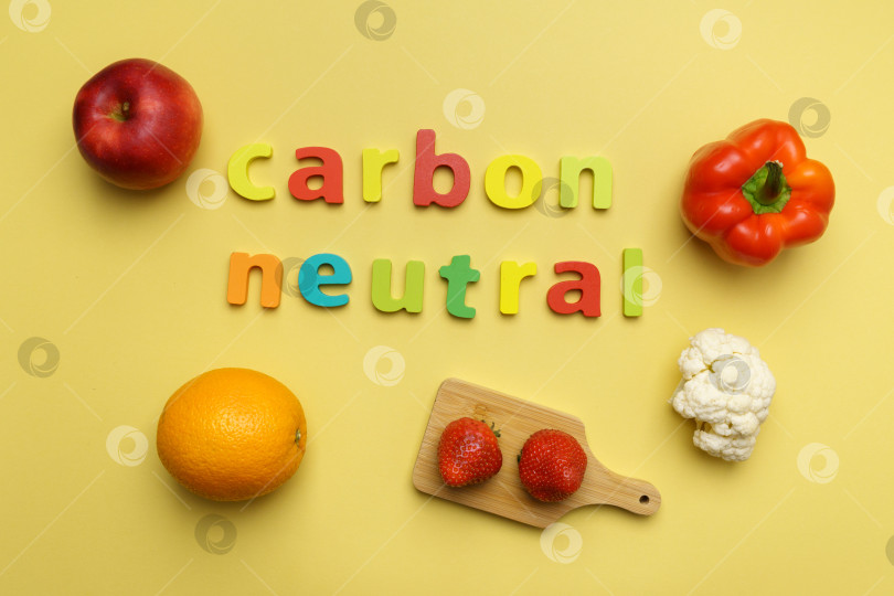 Скачать Концепция углеродно-нейтральной экологической этикетки. Углеродно-нейтральный. Местные органические овощи и фрукты фотосток Ozero