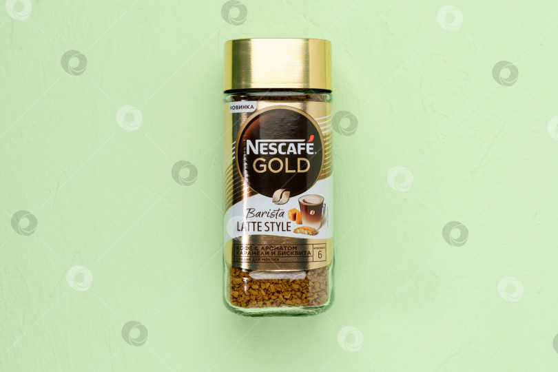 Скачать Тюмень, Россия - 30 июня 2022 года: Nescafe Gold Barista Latte Style - это марка растворимого кофе, производимого компанией Nestle. фотосток Ozero
