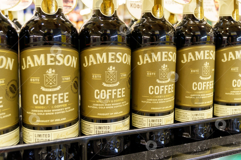 Скачать Тюмень, Россия - 08 мая 2022 года: Ирландский виски Jameson coffee был выставлен на продажу в гипермаркете Metro AG. фотосток Ozero