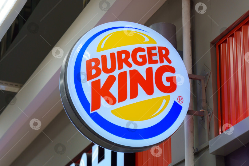 Скачать Тюмень, Россия - 11 мая 2022 года: логотип ресторана быстрого питания Burger King. Ресторан быстрого питания фотосток Ozero