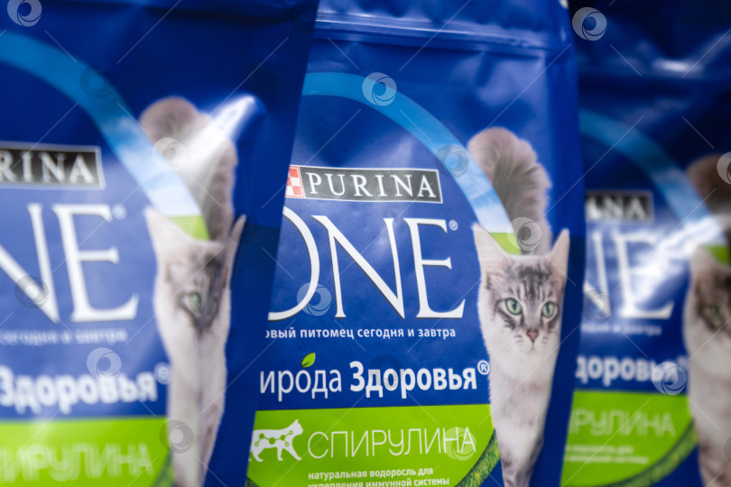 Скачать Тюмень, Россия - 30 июня 2022 года: Корм для кошек Purina One выставлен в местном продуктовом магазине. Избирательный фокус фотосток Ozero