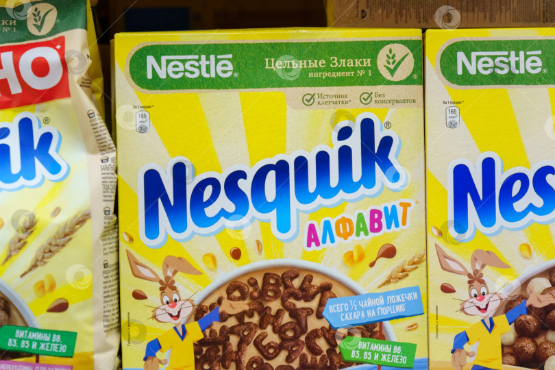 Скачать Тюмень, Россия - 03 мая 2022 года: Какао Nestle Nesquik на полках гипермаркета. Избирательный фокус фотосток Ozero