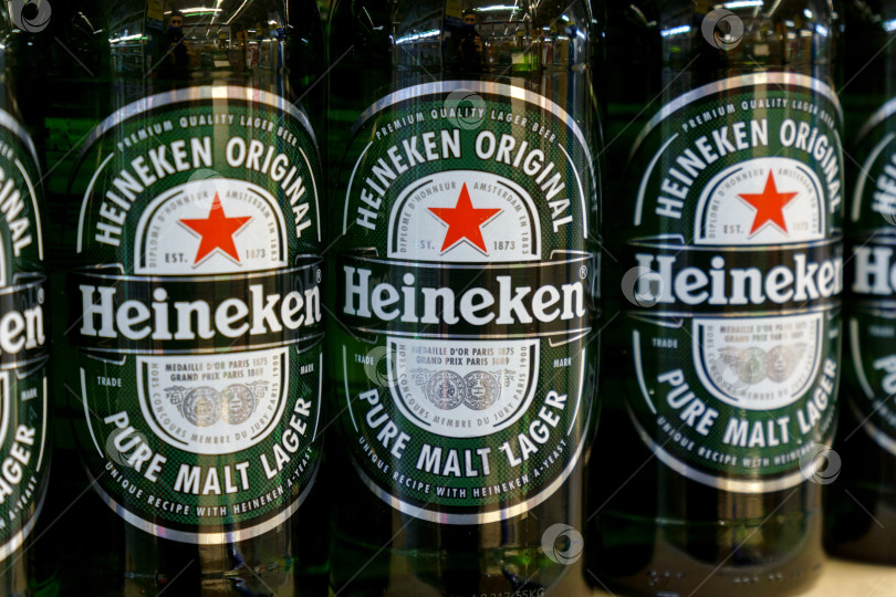 Скачать Тюмень, Россия - 08 мая 2022 года: Светлое пиво Heineken в супермаркете является флагманским продуктом Heineken. Избирательный фокус фотосток Ozero