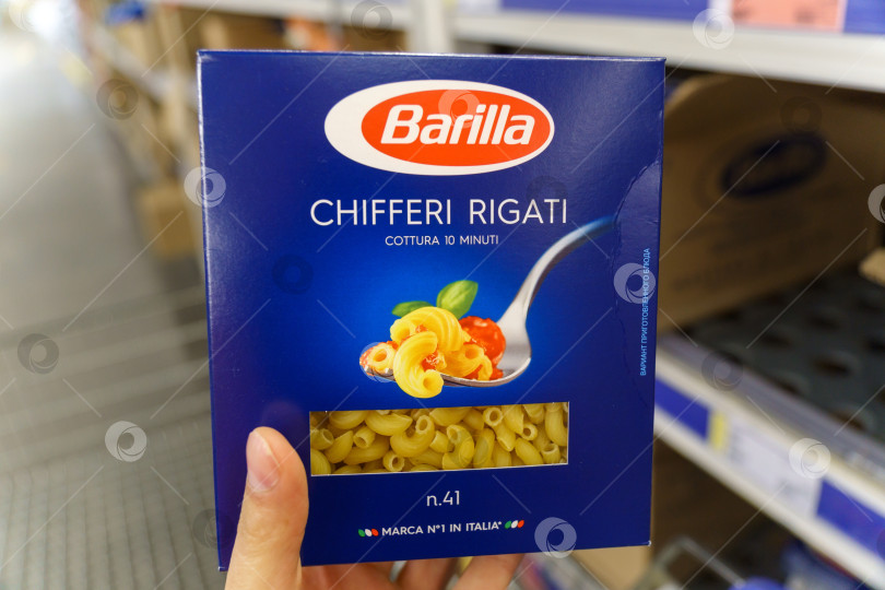 Скачать Тюмень, Россия - 27 мая 2022 года: Паста Barilla chifferi rigati в супермаркете. Barilla - ведущий мировой производитель макаронных изделий фотосток Ozero