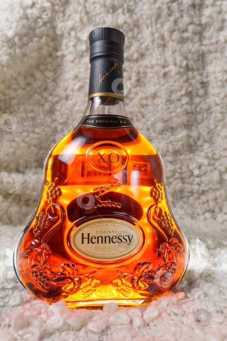 Скачать Тюмень, Россия - 27 ноября 2021 года: Логотип на бутылке коньяка Hennessy X.O. Вертикальная фотография фотосток Ozero