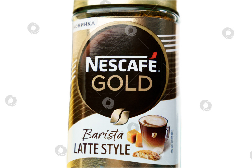 Скачать Тюмень, Россия - 30 июня 2022 года: Обжаренный кофе Nescafe Gold в стиле латте от бариста. Молотый кофе производства Nestle. Белый фон, изолированный фотосток Ozero