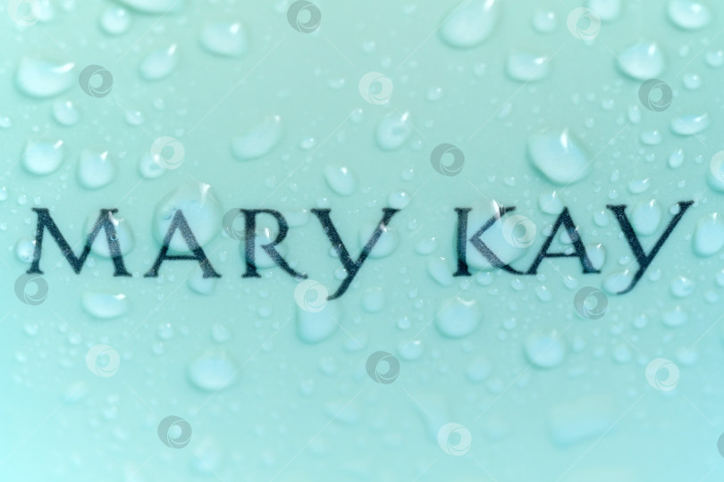 Скачать Тюмень, Россия - 19 июля 2022 года: Крупный план логотипа Mary Kay macro cosmetics, частной компании, продающей косметическую продукцию, на розовом фоне фотосток Ozero