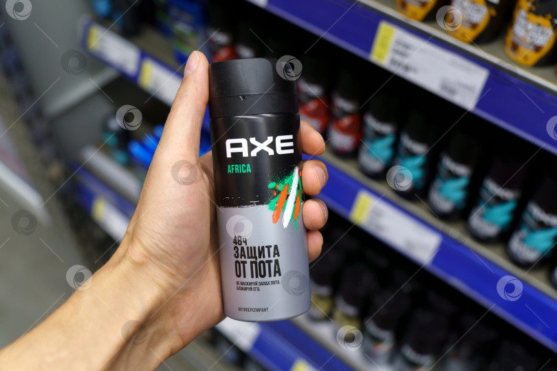 Скачать Тюмень, Россия - 30 июня 2022 года: дезодоранты Axe africa в супермаркете. Избирательный фокус фотосток Ozero