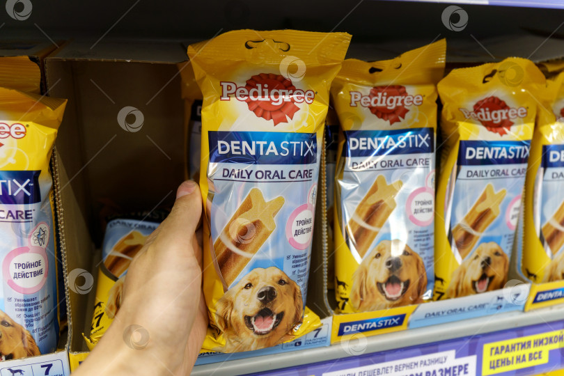 Скачать Тюмень, Россия - 30 июня 2022 г.: Корм для собак Pedigree dentaStix Petfoods селективной направленности. Покупка товаров в супермаркете фотосток Ozero