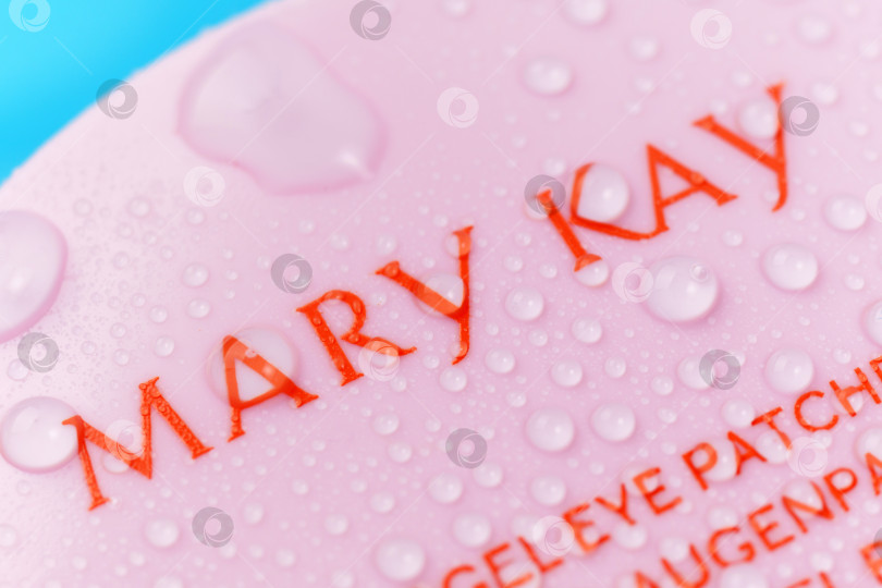 Скачать Тюмень, Россия - 19 июля 2022 года: Крупный план логотипа Mary Kay macro cosmetics, частной компании, продающей косметическую продукцию, на розовом фоне фотосток Ozero