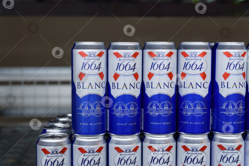 Скачать Тюмень, Россия - 30 июня 2022 года: Blanc - пшеничное пиво французской пивоварни Kronenbourg, экспортируемое по всему миру, продается в гипермаркете фотосток Ozero