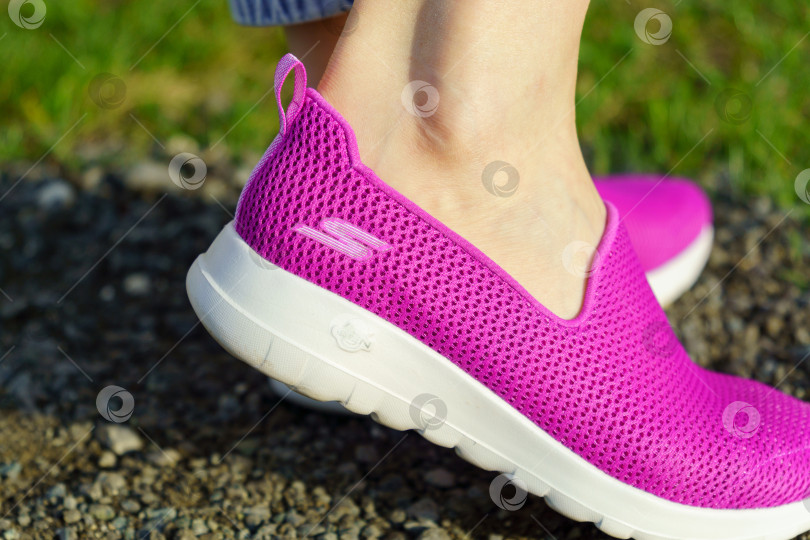 Скачать Тюмень, Россия - 27 апреля 2022 года: Женская обувь Skechers выходит на прогулку с радостью. Избирательный фокус фотосток Ozero