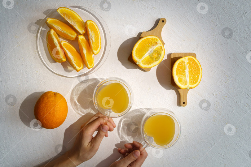 Скачать Апельсиновый сок в стакане и свежие цитрусовые вокруг. Апельсиновый сок. Вид сверху. Плоская поверхность фотосток Ozero