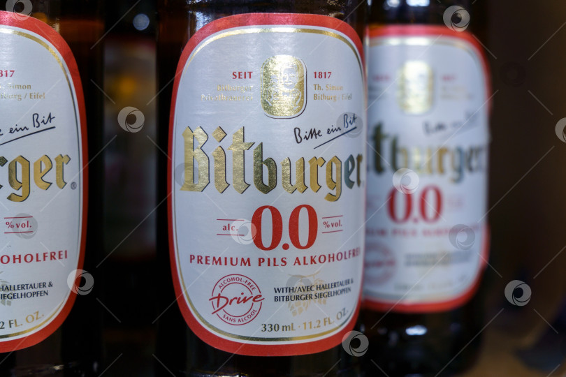 Скачать Тюмень, Россия - 08 мая 2022 года: Пивная пивоварня Bitburger Bitburger Brauerei - крупная немецкая пивоварня, основанная в 1817 году. фотосток Ozero