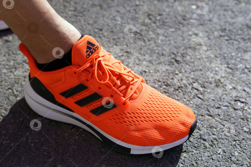 Скачать Тюмень, Россия - 15 июня 2022 года: мужские кроссовки Adidas оранжевого цвета. Adidas, многонациональная компания. Модель EQ21 фотосток Ozero