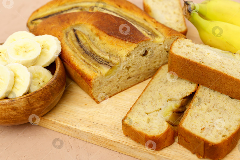 Скачать Банановый хлеб. Банановый пирог на разделочной доске. Фон утреннего завтрака. Закрыть фотосток Ozero