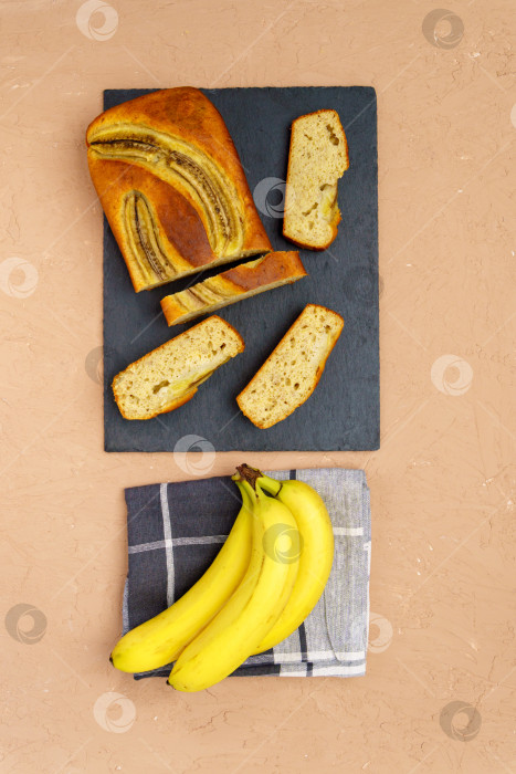 Скачать Домашний банановый хлеб. Испеченный пирог, традиционная американская кухня. Вид сверху, коричневый фон. Вертикальная фотография фотосток Ozero