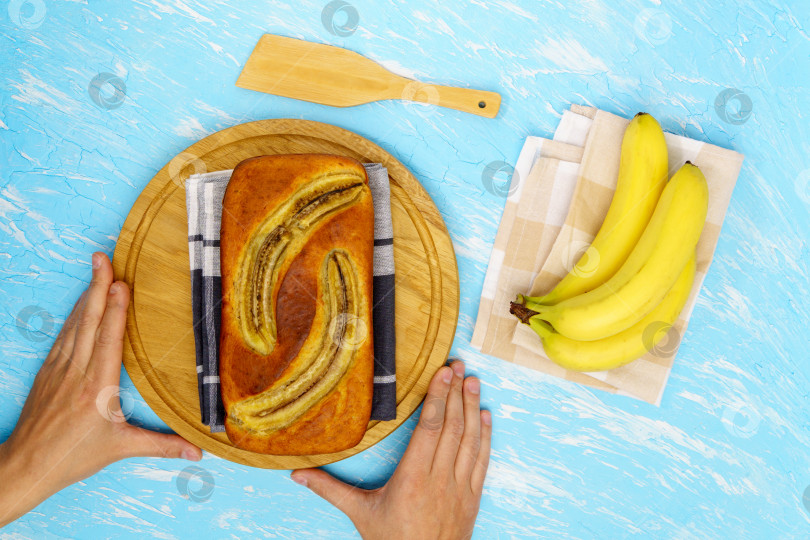 Скачать Банановый хлеб на разделочной доске с ингредиентами для выпечки. Вид сверху фотосток Ozero