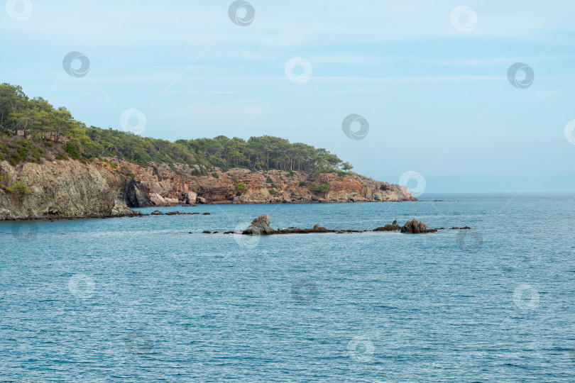 Скачать Средиземноморский морской пейзаж с крутыми берегами и рифами фотосток Ozero