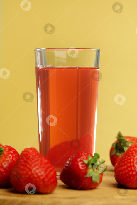 Скачать Свежий вкусный клубничный сок наливается в стакан. Полезный сок-антиоксидант с витаминами из спелых фруктов. Вертикальная фотография фотосток Ozero