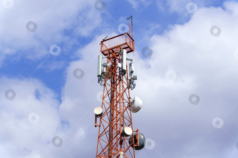 Скачать Телекоммуникационная вышка, антенна и спутниковая тарелка, беспроводной сигнал и банковские услуги. Концепция подключения к онлайн-сервису фотосток Ozero