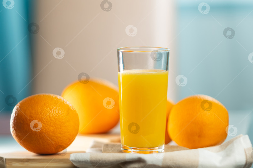 Скачать В стакан наливается апельсиновый сок. Здоровая веганская пища. Витаминизированная пища. Спелые апельсины. фотосток Ozero