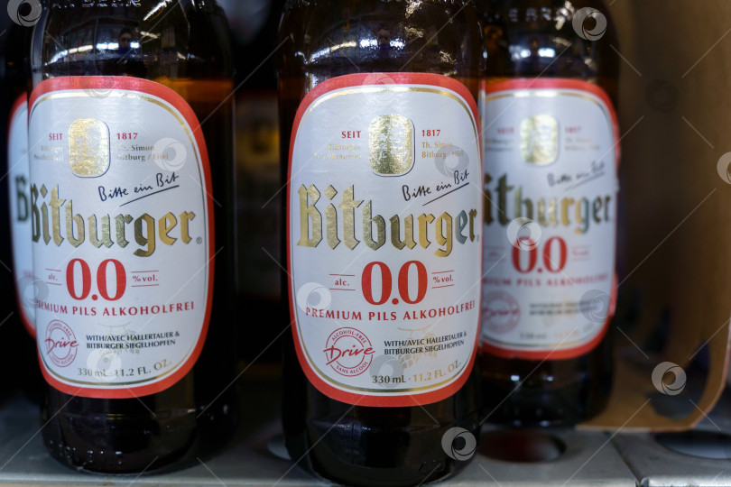 Скачать Тюмень, Россия - 08 мая 2022 года: Пивная пивоварня Bitburger Bitburger Brauerei - крупная немецкая пивоварня, основанная в 1817 году. фотосток Ozero