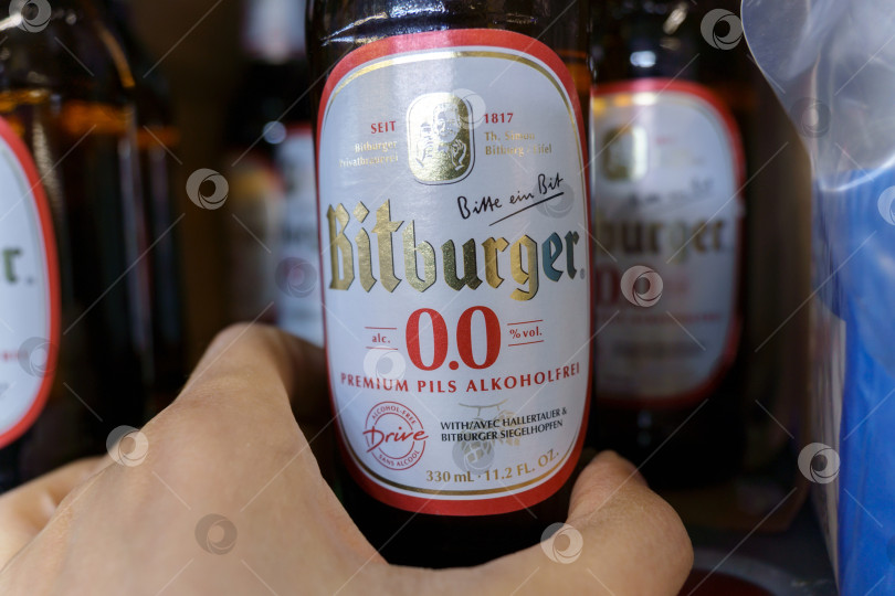 Скачать Тюмень, Россия - 08 мая 2022 года: Безалкогольное пиво Bitburger в супермаркете - немецкая пивоварня, основанная Иоганном Валленборном в 1817 году. фотосток Ozero