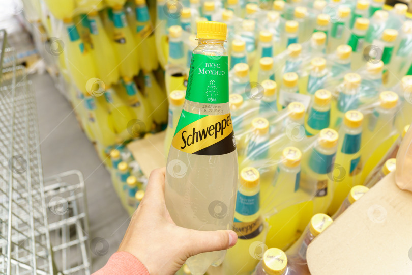 Скачать Тюмень, Россия - 11 мая 2022 года: Schweppes - бренд безалкогольных напитков, основанный Якобом Швеппесом в 1783 году фотосток Ozero