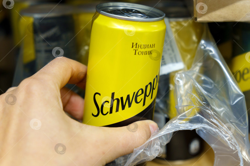 Скачать Тюмень, Россия - 11 мая 2022 года: Schweppes - бренд безалкогольных напитков, основанный Якобом Швеппесом в 1783 году фотосток Ozero