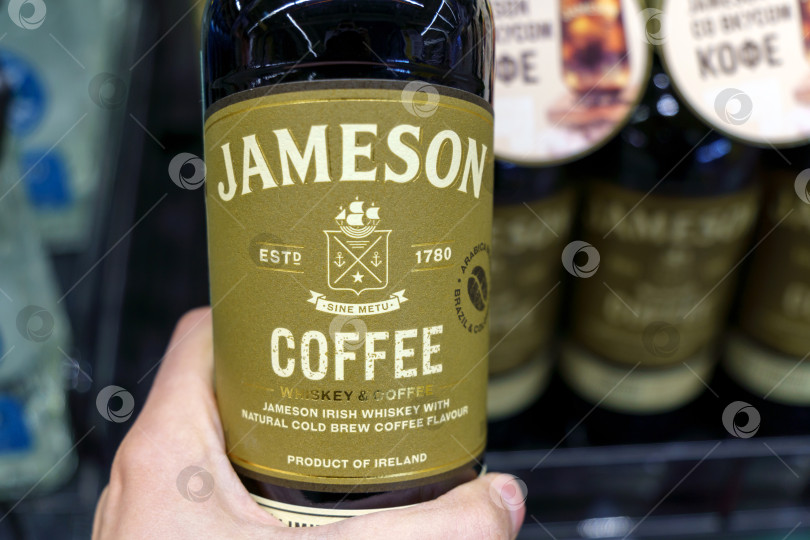 Скачать Тюмень, Россия - 08 мая 2022 года: Бутылка кофе Jameson, самого продаваемого ирландского виски. Избирательный фокус фотосток Ozero