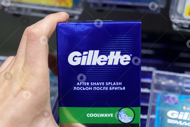 Скачать Тюмень, Россия - 11 мая 2022 года: продукция Gillette представлена в супермаркете. Gillette - это бренд мужских защитных бритв. Избирательный фокус фотосток Ozero