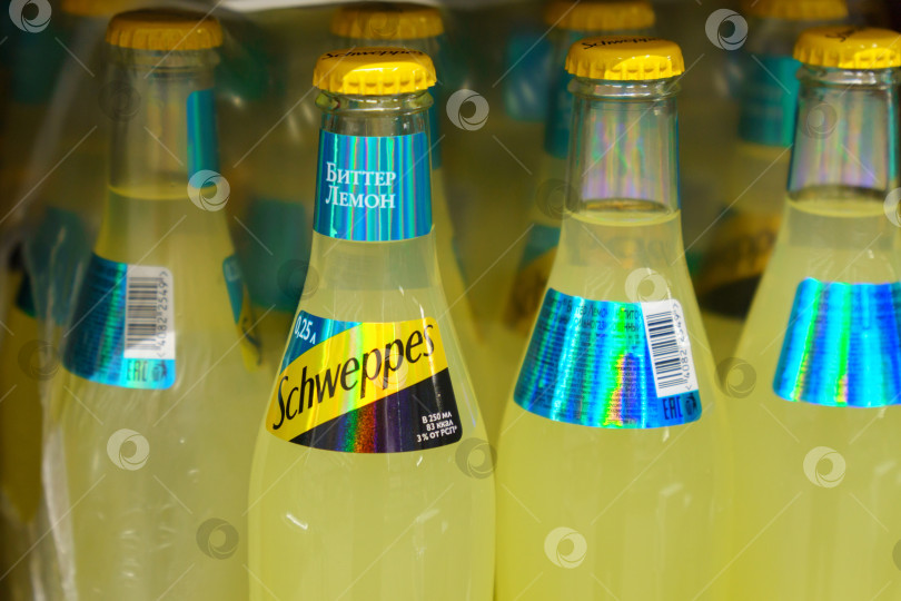 Скачать Тюмень, Россия - 11 мая 2022 года: Популярная продукция Schweppes - имбирный эль, представленный в 1870 году. Покупка в гипермаркете фотосток Ozero