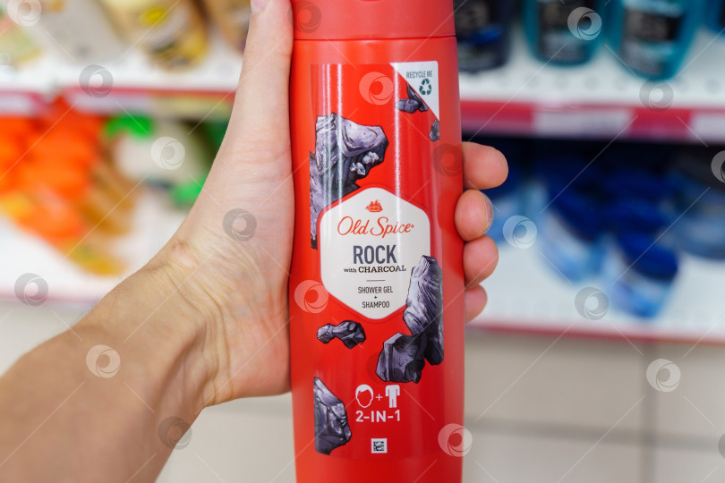 Скачать Тюмень, Россия - 03 мая 2022 года: Old Spice Rock с угольным гелем для душа и шампунем. Old Spice распространяется компанией Procter And Gamble. Избирательный фокус фотосток Ozero