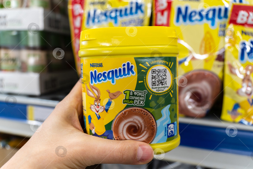 Скачать Тюмень, Россия - 25 марта 2022 года: Какао-порошок Nesquik. Nesquik является торговой маркой Nestle фотосток Ozero