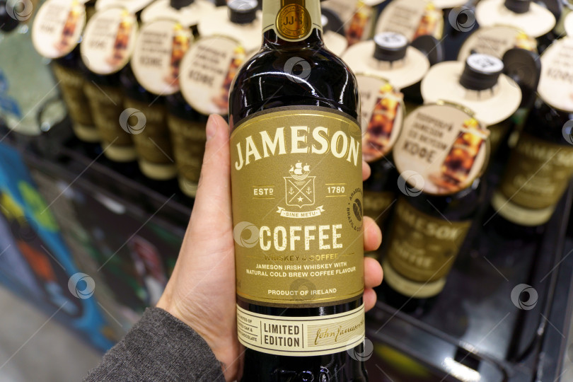 Скачать Тюмень, Россия - 08 мая 2022 года: Бутылка кофе Jameson, самого продаваемого ирландского виски. Избирательный фокус фотосток Ozero